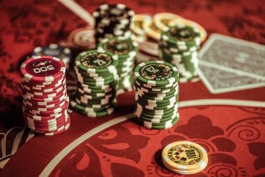 Live Texas Hold'em Bonus table interface on extrawd showing dealer, community cards, and betting controls